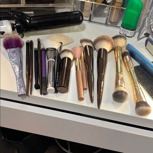 Tons of different make up brushes